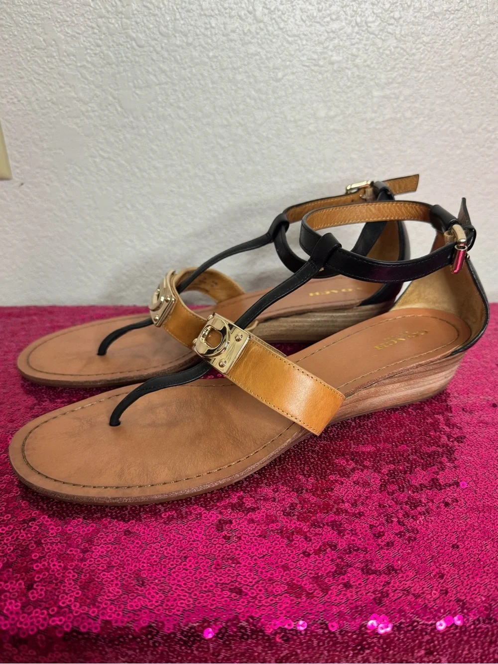 COACH 🖤 Two-Tone Black, Tan Leather T-Strap Luxury Sandals (Women’s 9) Like New